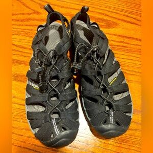 KEEN women’s black Waterproof Shoe/sandal 9.5 slip on adjustable strap like new